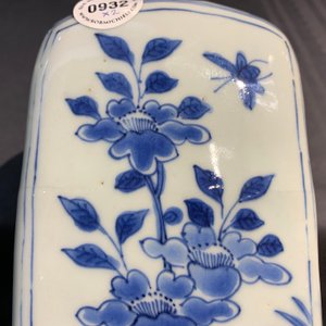 Een Chinese blauwwitte vierkante fles, Wanli, en een dekselvaas, Kangxi — foto 16