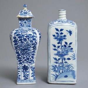 Een Chinese blauwwitte vierkante fles, Wanli, en een dekselvaas, Kangxi — foto 2