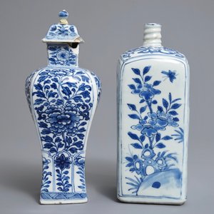 Een Chinese blauwwitte vierkante fles, Wanli, en een dekselvaas, Kangxi — foto 4