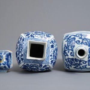 Een Chinese blauwwitte vierkante fles, Wanli, en een dekselvaas, Kangxi — foto 5