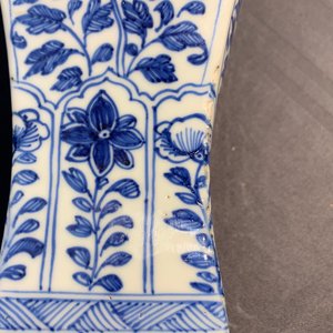Een Chinese blauwwitte vierkante fles, Wanli, en een dekselvaas, Kangxi — foto 10