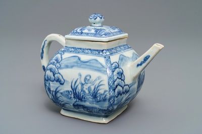 Een Chinese blauwwitte vierkante theepot met nimfen en vissen, Kangxi/Qianlong