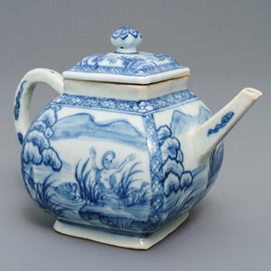 Een Chinese blauwwitte vierkante theepot met nimfen en vissen, Kangxi/Qianlong — foto 1