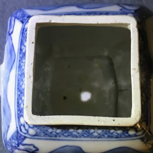 Een Chinese blauwwitte vierkante theepot met nimfen en vissen, Kangxi/Qianlong — foto 13