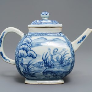 Een Chinese blauwwitte vierkante theepot met nimfen en vissen, Kangxi/Qianlong — foto 2