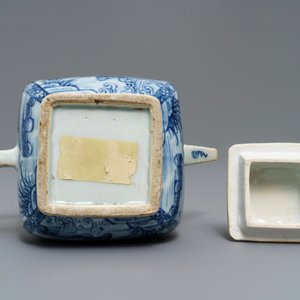 Een Chinese blauwwitte vierkante theepot met nimfen en vissen, Kangxi/Qianlong — foto 7