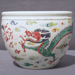 Een Chinese blauwwitte vissenkom en een famille rose jardinière met draken, 19e eeuw en Yongzheng — foto 12