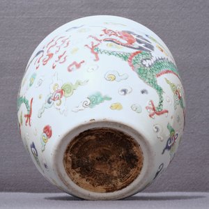 Een Chinese blauwwitte vissenkom en een famille rose jardinière met draken, 19e eeuw en Yongzheng — foto 13