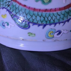 Een Chinese blauwwitte vissenkom en een famille rose jardinière met draken, 19e eeuw en Yongzheng — foto 23