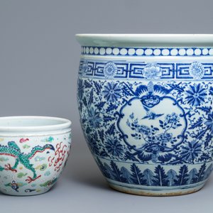 Een Chinese blauwwitte vissenkom en een famille rose jardinière met draken, 19e eeuw en Yongzheng — foto 4
