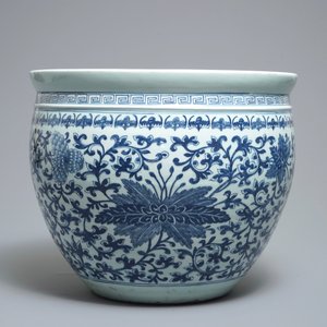 Een Chinese blauwwitte vissenkom met vleermuizen en bloemen, 19e eeuw — foto 2