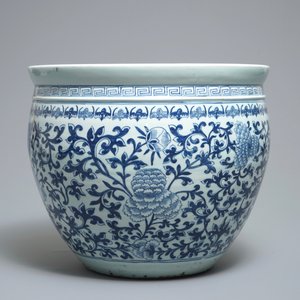 Een Chinese blauwwitte vissenkom met vleermuizen en bloemen, 19e eeuw — foto 3