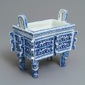 Een Chinese blauwwitte wierookbrander 'ding', 18/19e eeuw — foto 1
