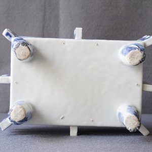 Een Chinese blauwwitte wierookbrander 'ding', 18/19e eeuw — foto 26