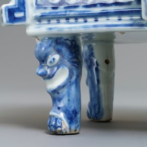 Een Chinese blauwwitte wierookbrander 'ding', 18/19e eeuw — foto 8