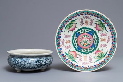 Een Chinese blauwwitte wierookbrander en een famille rose schotel, 19e eeuw