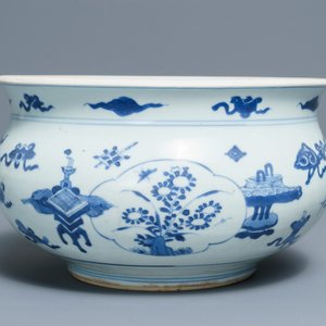 Een Chinese blauwwitte wierookbrander met decor van antiquiteiten, Kangxi — foto 3