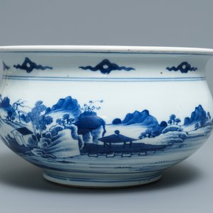 Een Chinese blauwwitte wierookbrander met figuren in een landschap, Kangxi — foto 4