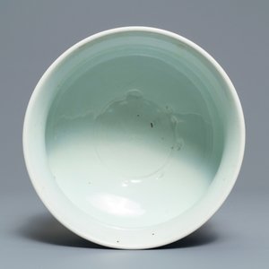 Een Chinese blauwwitte wierookbrander met figuren in een landschap, Kangxi — foto 5