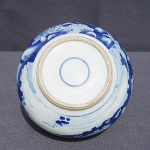 Een Chinese blauwwitte wierookbrander met figuren in een landschap, Kangxi — foto 10