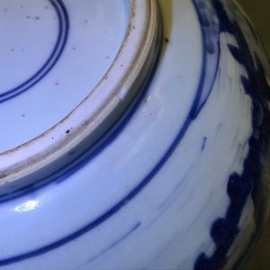 Een Chinese blauwwitte wierookbrander met figuren in een landschap, Kangxi — foto 14