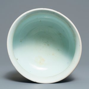 Een Chinese blauwwitte wierookbrander met figuren in een landschap, Kangxi — foto 5