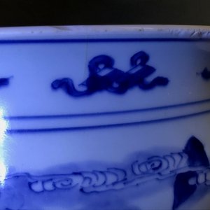Een Chinese blauwwitte wierookbrander met figuren in een landschap, Kangxi — foto 8