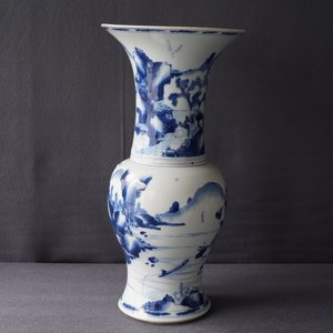 Een Chinese blauwwitte yenyen vaas met figuren in een landschap, Kangxi — foto 19