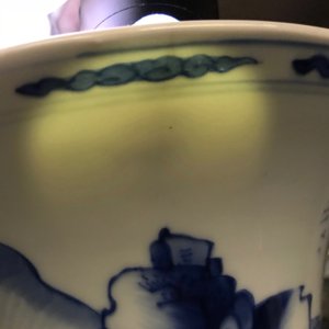 Een Chinese blauwwitte yenyen vaas met figuren in een landschap, Kangxi — foto 7