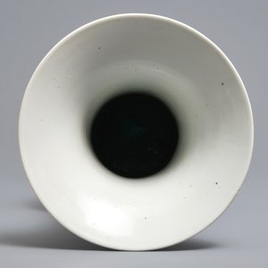 Een Chinese blauwwitte yenyen vaas met figuren in een landschap, Kangxi — foto 5