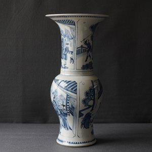 Een Chinese blauwwitte yenyen vaas met figuren op een terras, Kangxi — foto 11