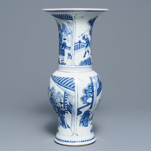 Een Chinese blauwwitte yenyen vaas met figuren op een terras, Kangxi — foto 2