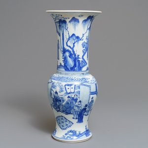 Een Chinese blauwwitte yenyen vaas met fijn figuratief decor, Kangxi — foto 1