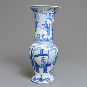 Een Chinese blauwwitte yenyen vaas met fijn figuratief decor, Kangxi — foto 2