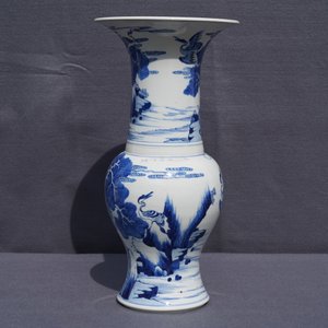 Een Chinese blauwwitte yenyen vaas met herten en kraanvogels, Kangxi — foto 9