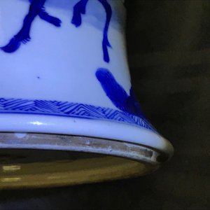 Een Chinese blauwwitte yenyen vaas met herten en kraanvogels, Kangxi — foto 28