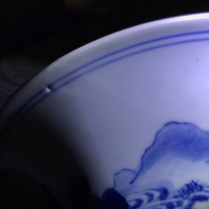 Een Chinese blauwwitte yenyen vaas met herten en kraanvogels, Kangxi — foto 10