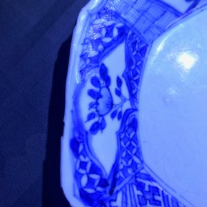Een Chinese blauwwitte Yixing-stijl theepot en een Anhua bord, Tianqi en Kangxi — foto 11