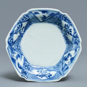 Een Chinese blauwwitte Yixing-stijl theepot en een Anhua bord, Tianqi en Kangxi — foto 2