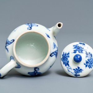 Een Chinese blauwwitte Yixing-stijl theepot en een Anhua bord, Tianqi en Kangxi — foto 8
