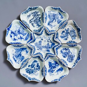 Een Chinese blauwwitte zoetvleesset of rijsttafel met figurendecor, Kangxi — foto 1
