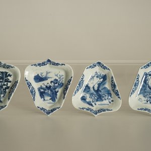 Een Chinese blauwwitte zoetvleesset of rijsttafel met figurendecor, Kangxi — foto 4