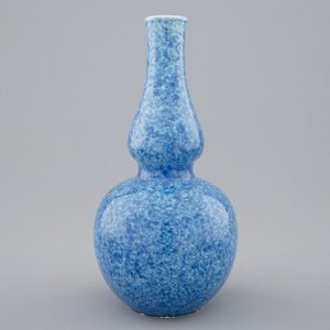 Een Chinese bleu poudré dubbele gourde vaas, 18/19e eeuw — foto 1