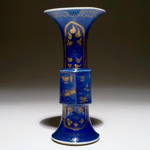 Een Chinese bleu poudré gu vaas met verguld decor, Kangxi — foto 2