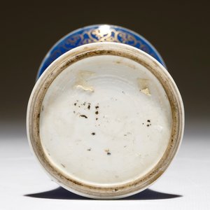 Een Chinese bleu poudré gu vaas met verguld decor, Kangxi — foto 5