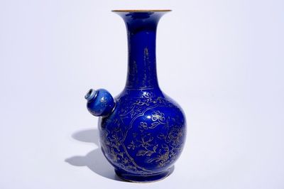 Een Chinese bleu poudré kendi met verguld floraal decor, Kangxi