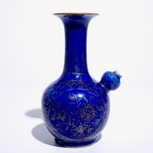 Een Chinese bleu poudré kendi met verguld floraal decor, Kangxi — foto 4