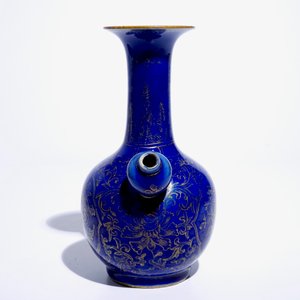 Een Chinese bleu poudré kendi met verguld floraal decor, Kangxi — foto 5