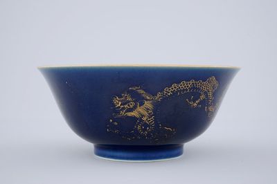 Een Chinese bleu poudré kom met verguld decor van draken, 18/19e eeuw