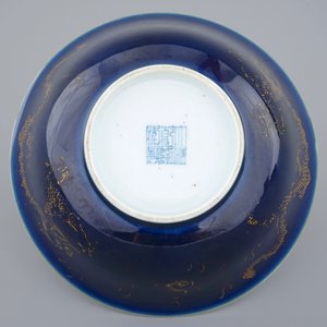 Een Chinese bleu poudré kom met verguld decor van draken, 18/19e eeuw — foto 6